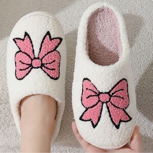 Women's Fuzzy White Pink Black Bow Slippers Memory Foam Plush Fluffy 7.5-8 NEW
